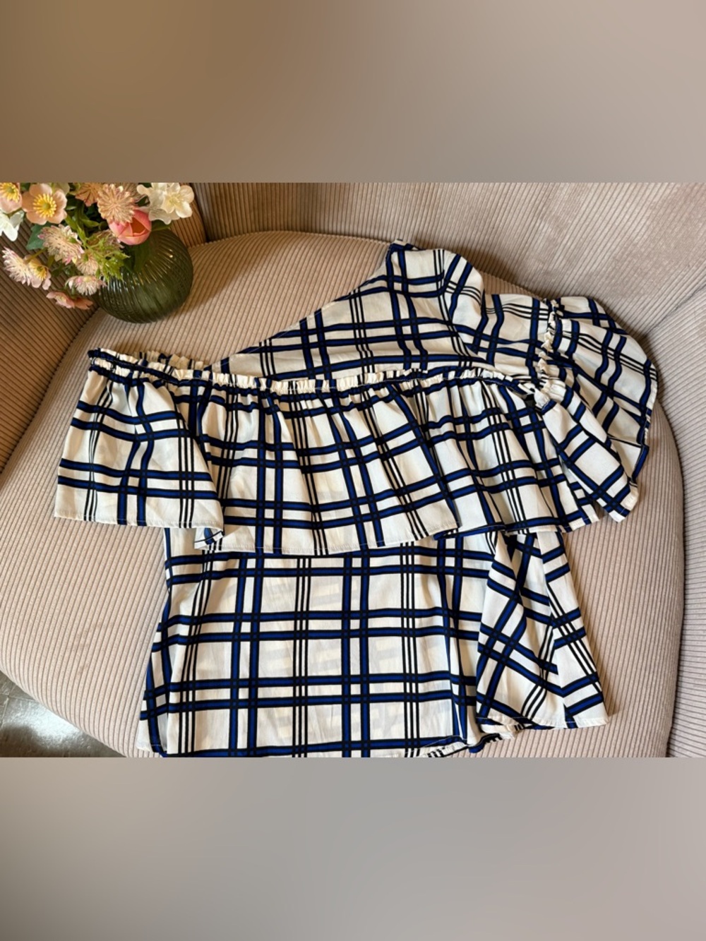 NWT Boohoo off shoulder ruffle top